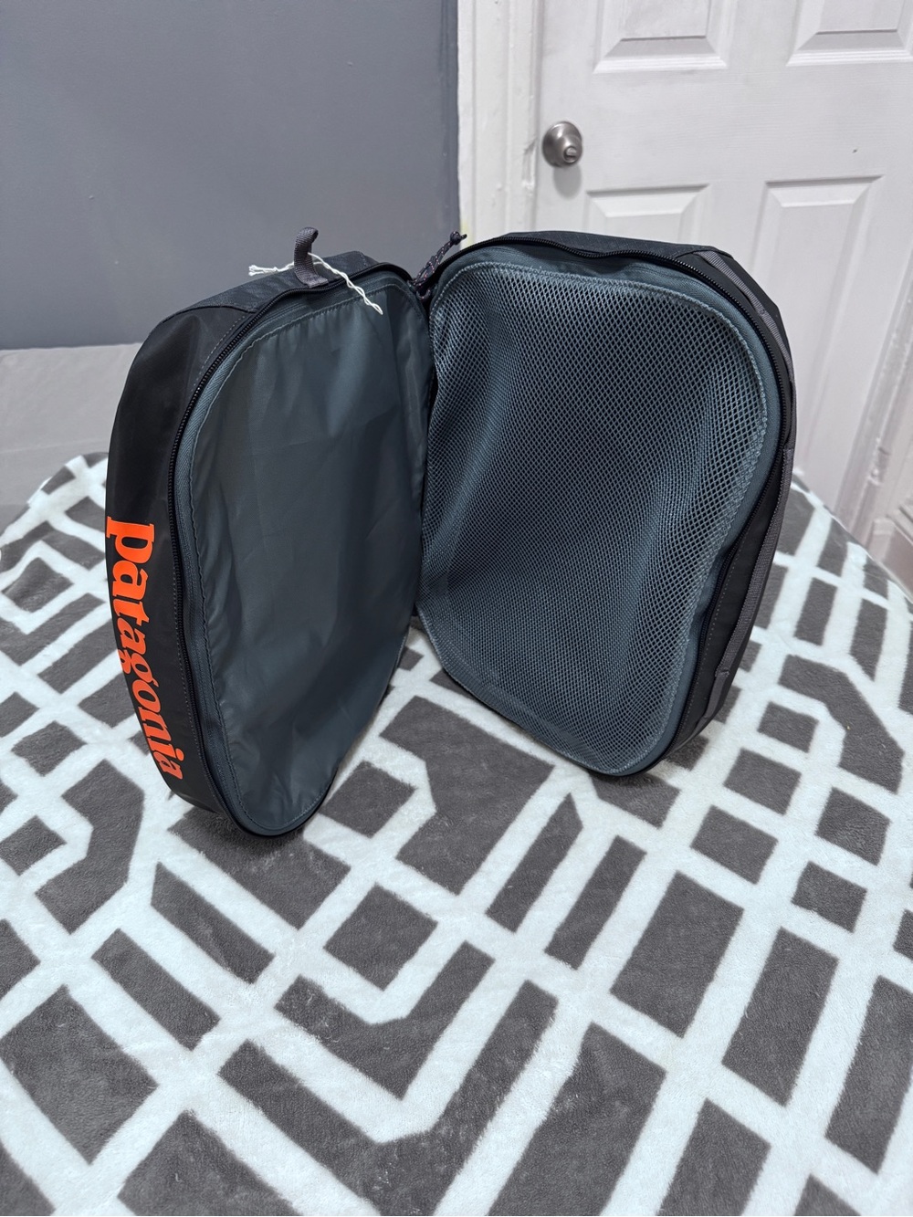 Patagonia Dark Navy Men’s Streamlined Backpack - Picture 10 of 13